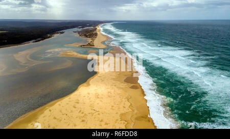 Vue aérienne de lacs mer réunion avec la barre de sable et les forêts Banque D'Images