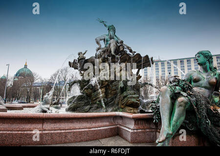 L'antique Fontaine de Neptune construit en 1891 conçu par Reinhold Begas à froid, avec une fin de journée d'hiver Banque D'Images