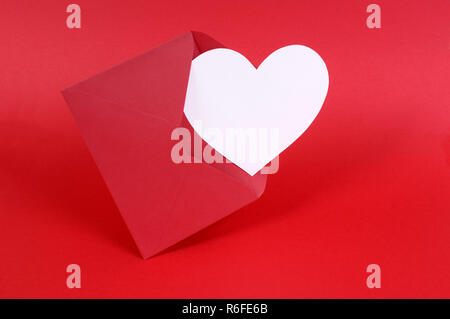 Carte de la Saint-Valentin en forme de coeur blanc avec enveloppe rouge. Banque D'Images