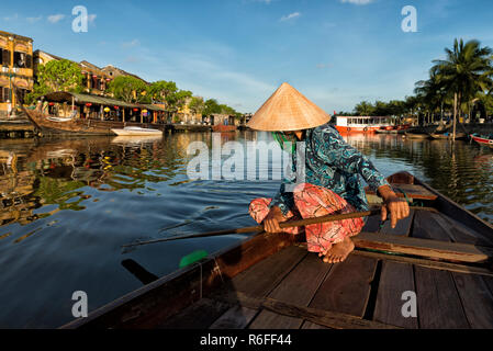 Femme traversant la rivière en canot à Hoi An, Vietnam Banque D'Images