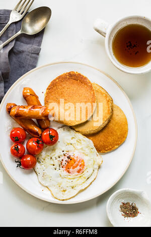 L'avoine banane crêpes avec saucisses, œufs frits et tomates cerises Banque D'Images