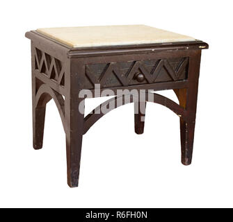 Table vintage en bois avec comptoir en marbre. Isolé sur fond blanc Banque D'Images