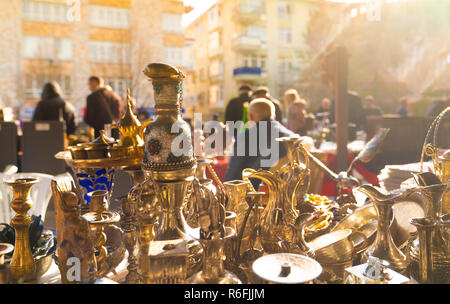 Divers Meubles anciens pots, pichets, cruches au marché aux puces avec les clients et les vendeurs floues en arrière-plan, Ayranci Pazari Antika, Ankara, Turquie Banque D'Images