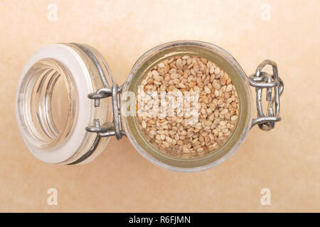 Sesame à petit verre sur fond brun Banque D'Images