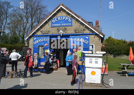 Scripp's Funeral Service et Aidenfield Garage à Goathland, sur le North Yorkshire Moors Railway, UK Banque D'Images