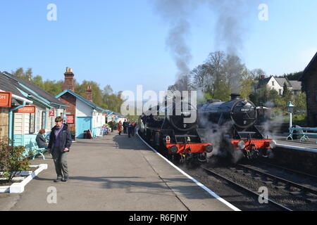 Deux trains à vapeur à Grosmont. North Yorkshire Moors Railway, UK Banque D'Images