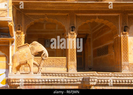 Un éléphant de grès sculpté main décore l'extérieur de l'Haveli ou maires Belle maison à Jaisalmer Rajasthan Inde Banque D'Images