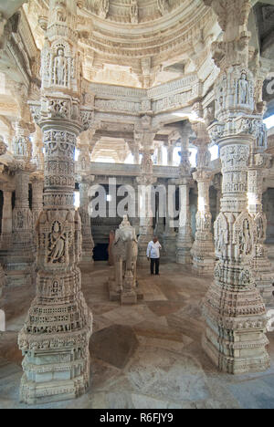 Des colonnes de marbre de Chaumukha Mandir Jain temple Ranakpur, Rajasthan Inde Banque D'Images