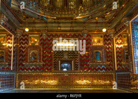 Chambre très coloré dans le Maharaja'S City Palace, Udaipur, Rajasthan, Inde Banque D'Images