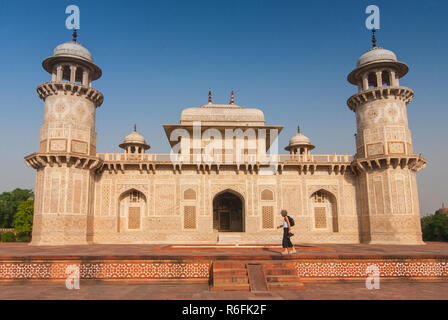 Itmad-Ud-Daulah, également connu sous le nom de Baby Taj Mahal à Agra, Inde Banque D'Images