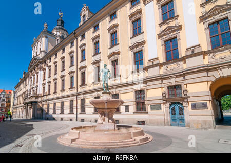 Fencer Fontaine à l'édifice principal de l'Université de Wroclaw, la Basse Silésie, Pologne Banque D'Images