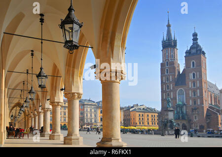 Vue de Saint Mary's Basilica à partir de la Halle aux Draps Sukiennice bâtiment sur la place du marché principale de Cracovie, Pologne Banque D'Images