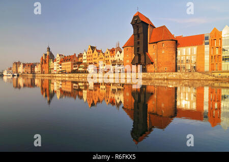 Pomerania Gdansk le quai Dlugie Pobrzeze (Historique) de l'ancien port et la grue du port médiéval de l'Est, Pologne Banque D'Images