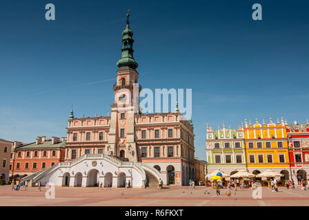 Hôtel de ville et la Place Principale à Zamosc Pologne Banque D'Images