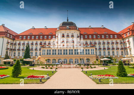 Le Majestic Grand Hotel à Sopot sur la côte de la mer Baltique près de Gdansk vu de la plage et côté parc, Pologne Banque D'Images