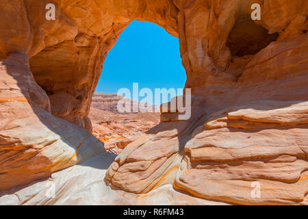 L'Arches Rock Formation à Timna Park dans le sud du désert du Néguev en Israël Banque D'Images