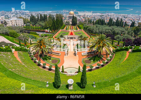 Vue sur les jardins de Bahai et port à l'arrière-plan à Haïfa, Israël, Moyen Orient Banque D'Images