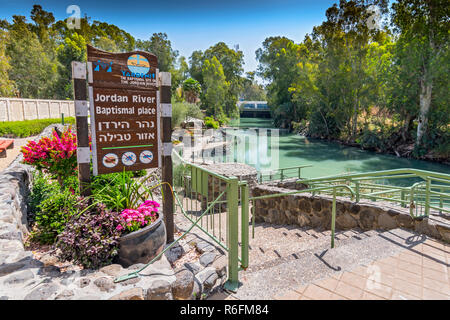 Site baptismal, Commercial Yardenit au fleuve du Jourdain près de la mer de Galilée, Israël   Banque D'Images