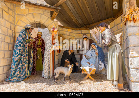 Crèche traditionnelle représentent trois rois visitant l'Enfant Jésus, dans la nuit de sa naissance à Bethléem Banque D'Images