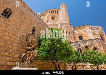 Le roi David jouant de la Harpe d'Israël Statue située près de l'entrée du tombeau du roi David sur le Mont Sion à Jérusalem, Israël Banque D'Images