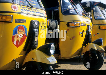 Auto Rickshaw avec le tableau de Shirdi Sai Baba, andhra pradesh, inde, Asie Banque D'Images