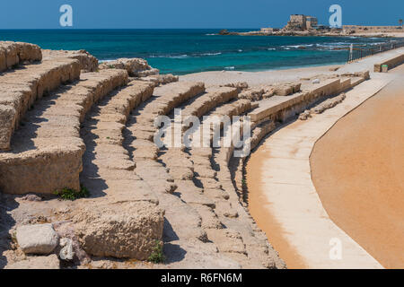 L'amphithéâtre romain, les fouilles archéologiques dans la ville antique de Césarée ou Césarée Maritima, Israël Banque D'Images