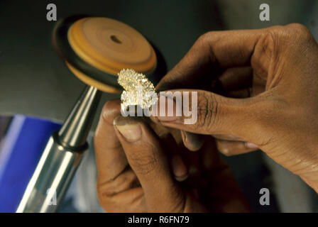 Polissage bijoux bague en atelier avec des outils adéquats Photo Stock -  Alamy