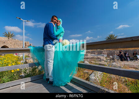 Un jeune couple le jour de leur mariage d'être photographiés à l'ancien port en Israël Casearea Banque D'Images