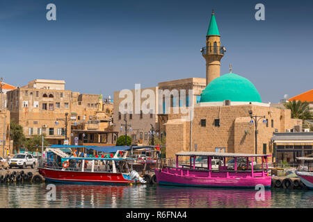 Port d'Akko (Acre) avec des bateaux, de la mosquée et de la vieille ville en arrière-plan, Israël Banque D'Images