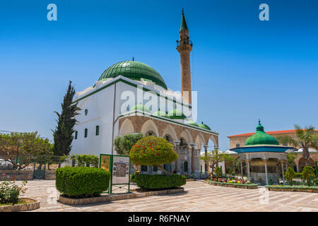 La mosquée Al-Jazzar avec cour est le parfait exemple de l'architecture ottomane dans la région de Old Acre, Israël Banque D'Images