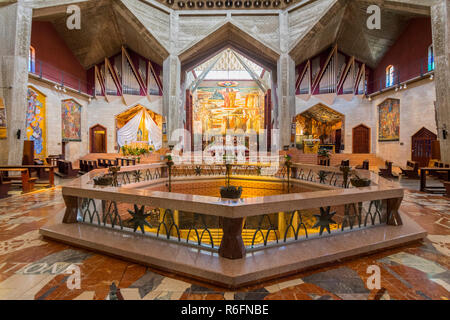 Intérieur de l'église de l'annonciation ou de la basilique de l'Annonciation dans la ville de Nazareth en Galilée, dans le Nord d'Israël Banque D'Images