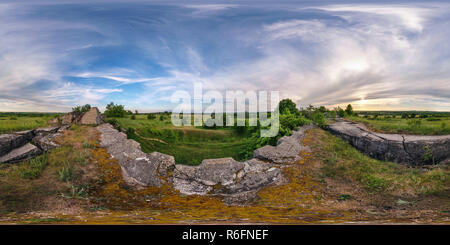 Vue panoramique à 360° de Panorama 360 degrés en continu équirectangulaire projection équidistante sphérique. Près de Panorama de la forteresse abandonnée la Première Guerre mondiale, à des soleils