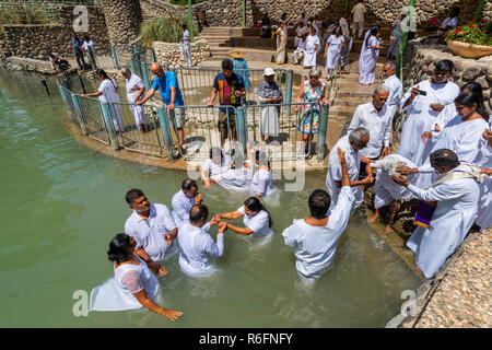 Pèlerins de baptiser dans le Jourdain, dans le site de Baptême Yardenit le nord d'Israël Banque D'Images