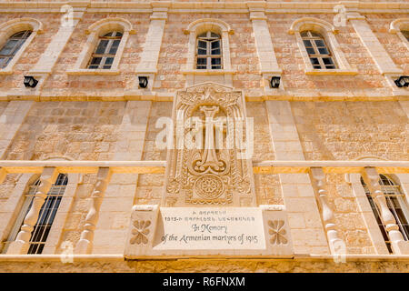 Croix sur la façade de l'église arménienne de Notre Dame de le spasme de la plaque à la mémoire des martyrs arméniens, Vieille Ville, Quartier Arabe Musulmane Israël Jer Banque D'Images