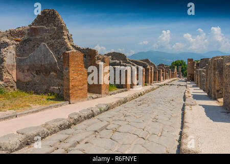 Rue principale à l'ancienne ville romaine de Pompéi, qui a été détruit et enterré par Ash lors de l'éruption du Vésuve, Italie Banque D'Images
