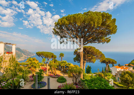 Vue de la célèbre côte amalfitaine avec Golfe de Salerne de jardins Villa Rufolo à Ravello, Campanie, Italie Banque D'Images