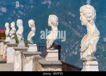 Statues blanches décorer une terrasse de l'infini en mer au-dessus de la Villa Cimbrone à Ravello, Côte Amalfitaine, Italie Banque D'Images