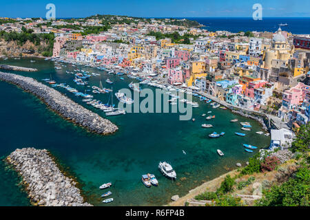 Della Marina Corricella, village de pêcheurs sur l'île de Procida, près de Naples, Italie Banque D'Images