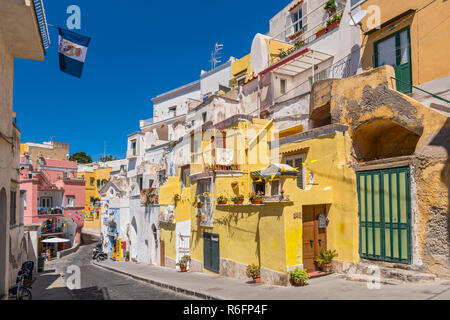 Bâtiments colorés sur la rue Via S Rocco, île de Procida, dans la baie de Naples en Italie du Sud Banque D'Images