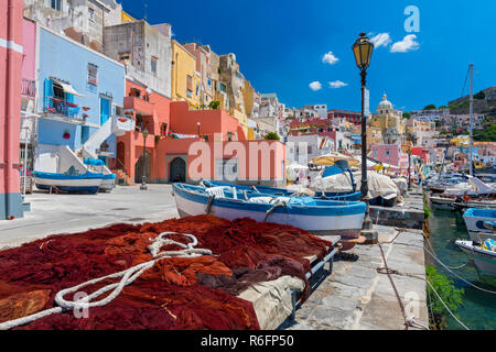 Joli village de pêcheurs, maisons de pêcheurs colorées, et les filets de pêche, la Marina Corricella île de Procida, dans la baie de Naples, Italie Banque D'Images