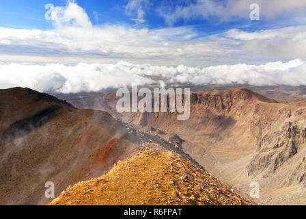 Sur la montagne le long de la traversée Alpine Tongariro, Nouvelle-Zélande Banque D'Images