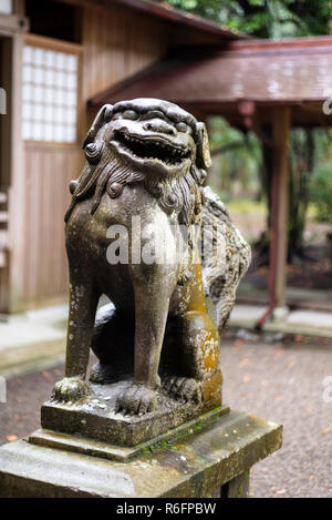 Komainu chien lion dans la préfecture de Miyazaki, Kyushu, au Japon. Le tuteur komainu chiffres sont trouvés dans les temples et sanctuaires dans tout le Japon. Banque D'Images