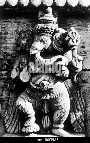 Lord Ganesh sculpture en bois, ancienne image vintage de 1900s Banque D'Images