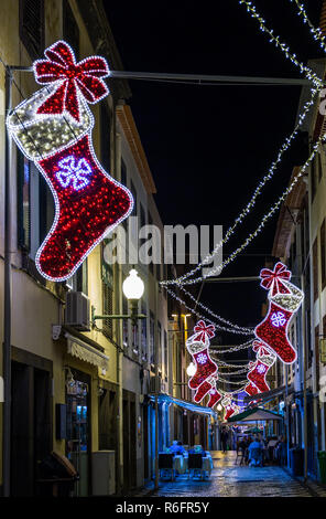FUNCHAL, PORTUGAL - 5 décembre, 2017 : voir l'arbre de Noël anges avec 'Se' église dans la ville de Funchal, l'île de Madère, au Portugal comme arrière-plan. Banque D'Images