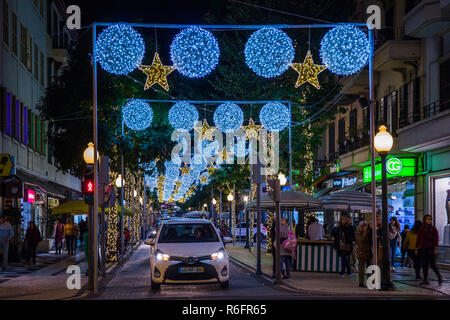 FUNCHAL, PORTUGAL - 5 décembre, 2017 : voir l'arbre de Noël anges avec 'Se' église dans la ville de Funchal, l'île de Madère, au Portugal comme arrière-plan. Banque D'Images