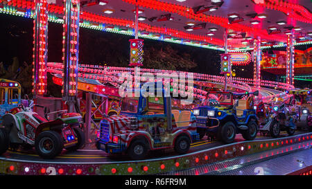 Kiddie manèges colorés avec des voitures, camions et motocyclettes. Funchal, Portugal, le 4 décembre 2018. Banque D'Images