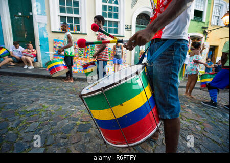 SALVADOR, BRÉSIL - Février 2018 : un groupe de jeunes percussionnistes brésiliens effectuer pour les visiteurs dans le Pelourinho zone touristique. Banque D'Images