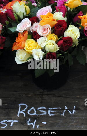 Bouquet de roses colorées au marché hebdomadaire Banque D'Images