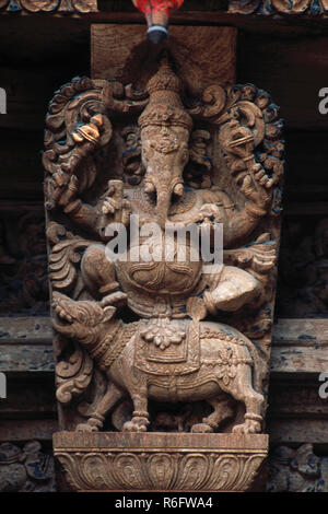 Le Dieu Ganesh ganpati statue 350 ans sculpture en bois dans la région de sree meenakshi temple's char, Madurai, Tamil Nadu, Inde Banque D'Images