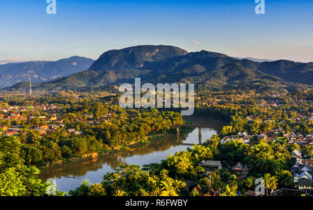 Luang Prabang, Laos, Asie du sud-est : Paysage sur la ville au coucher du soleil depuis le Mont Phousi feux Banque D'Images